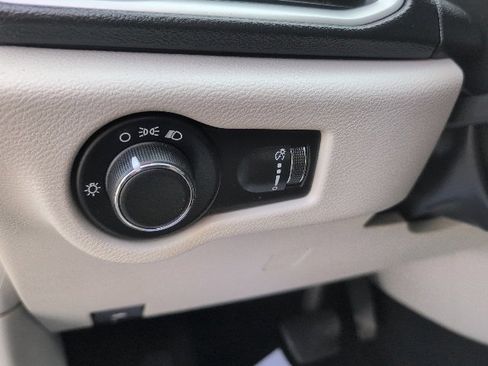 Used 2021 Chrysler Voyager L image 16