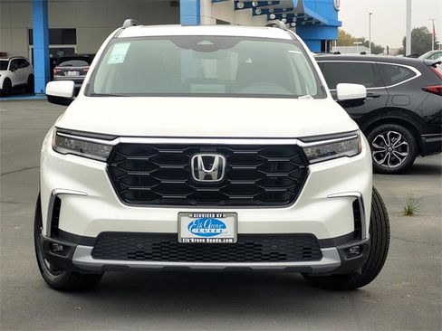 New 2025 Honda Pilot Touring image 2