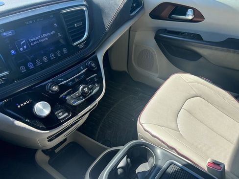 Used 2017 Chrysler Pacifica Limited w/ UConnect Theater Package FWD image 21
