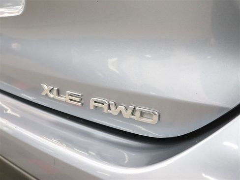 Used 2021 Toyota Highlander XLE AWD/4WD image 8