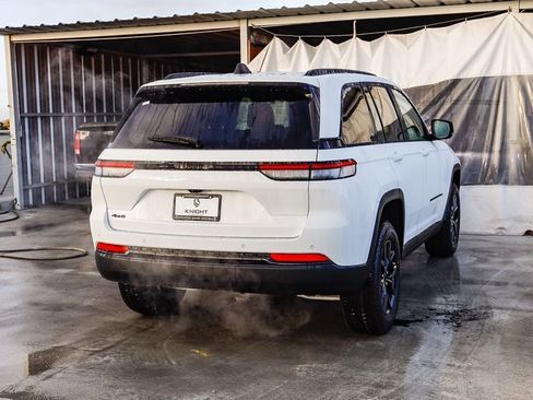 New 2025 Jeep Grand Cherokee Altitude image 9