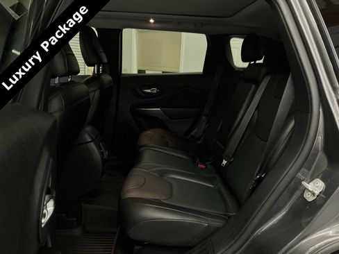 Used 2019 Jeep Cherokee Limited w/ Luxury Group image 16