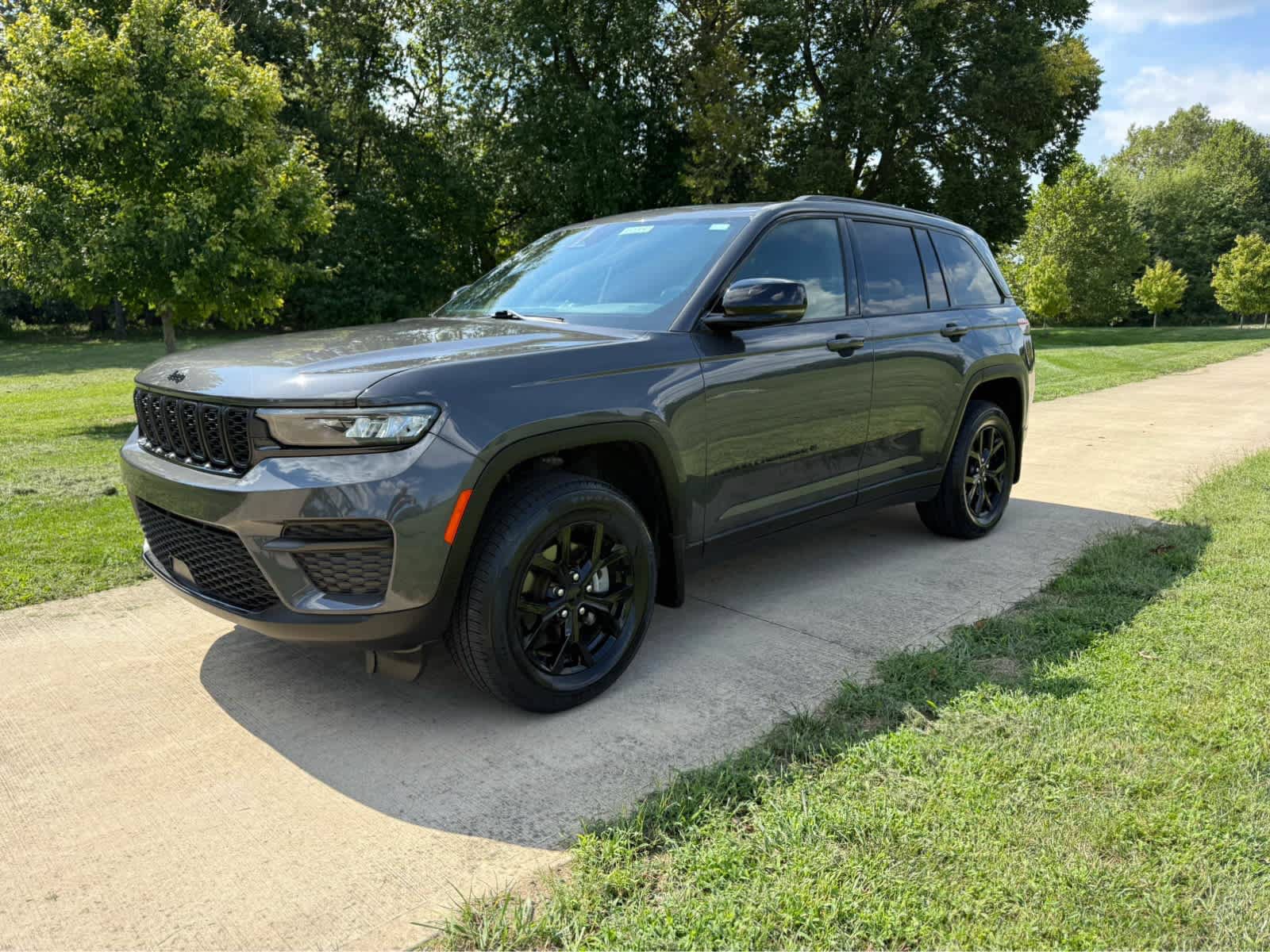 Used 2025 Jeep Grand Cherokee Altitude AWD/4WD image 2