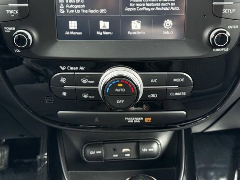 Used 2017 Kia Soul ! FWD image 5