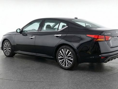 Used 2025 Nissan Altima 2.5 SV FWD image 6