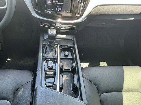 Used 2020 Volvo XC60 T6 Momentum AWD/4WD image 24