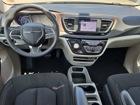 Used 2022 Chrysler Voyager LX FWD image 8