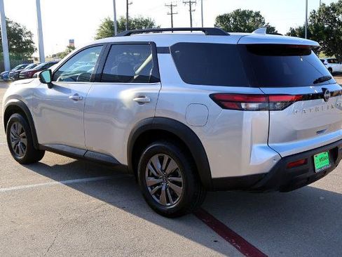 Certified 2025 Nissan Pathfinder SV FWD image 8