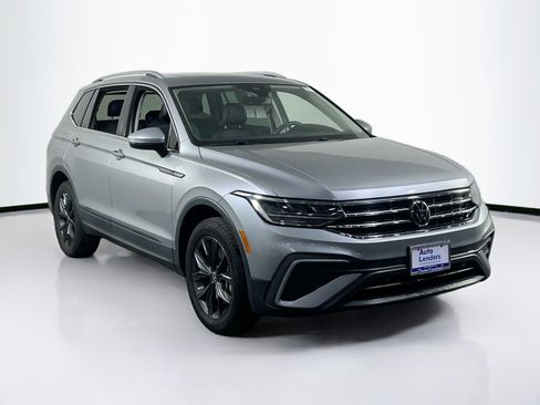 Used 2023 Volkswagen Tiguan SE image 3