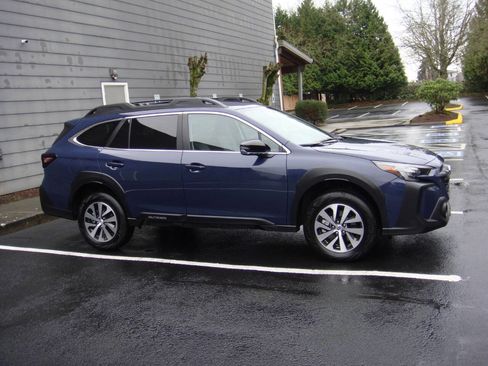 Used 2025 Subaru Outback Premium image 5
