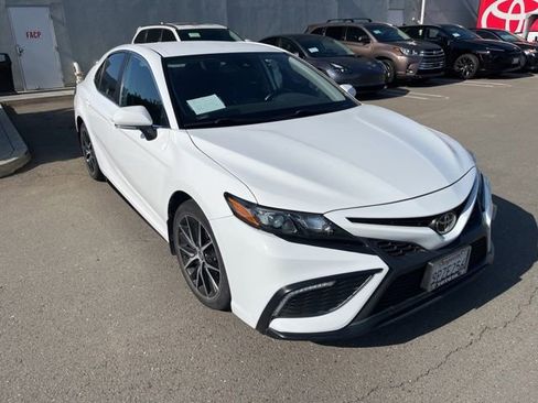 Used 2023 Toyota Camry SE FWD image 3