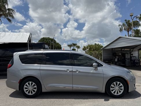 Used 2019 Chrysler Pacifica Touring-L FWD image 4