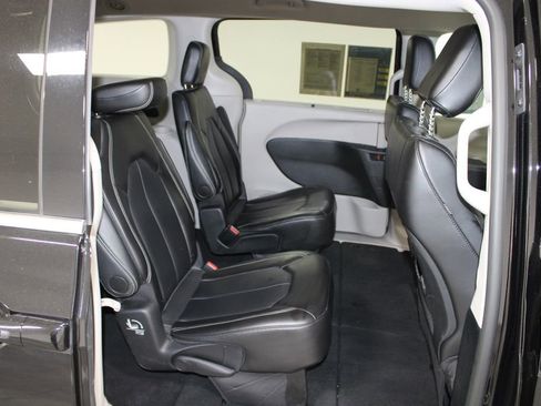 Used 2024 Chrysler Pacifica Touring-L image 32