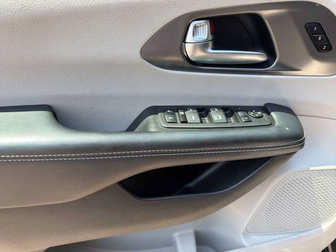 Used 2023 Chrysler Pacifica Touring-L FWD image 9