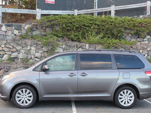 Used 2011 Toyota Sienna LE image 6