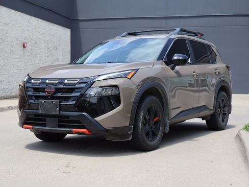 Used 2025 Nissan Rogue SV AWD/4WD image 2