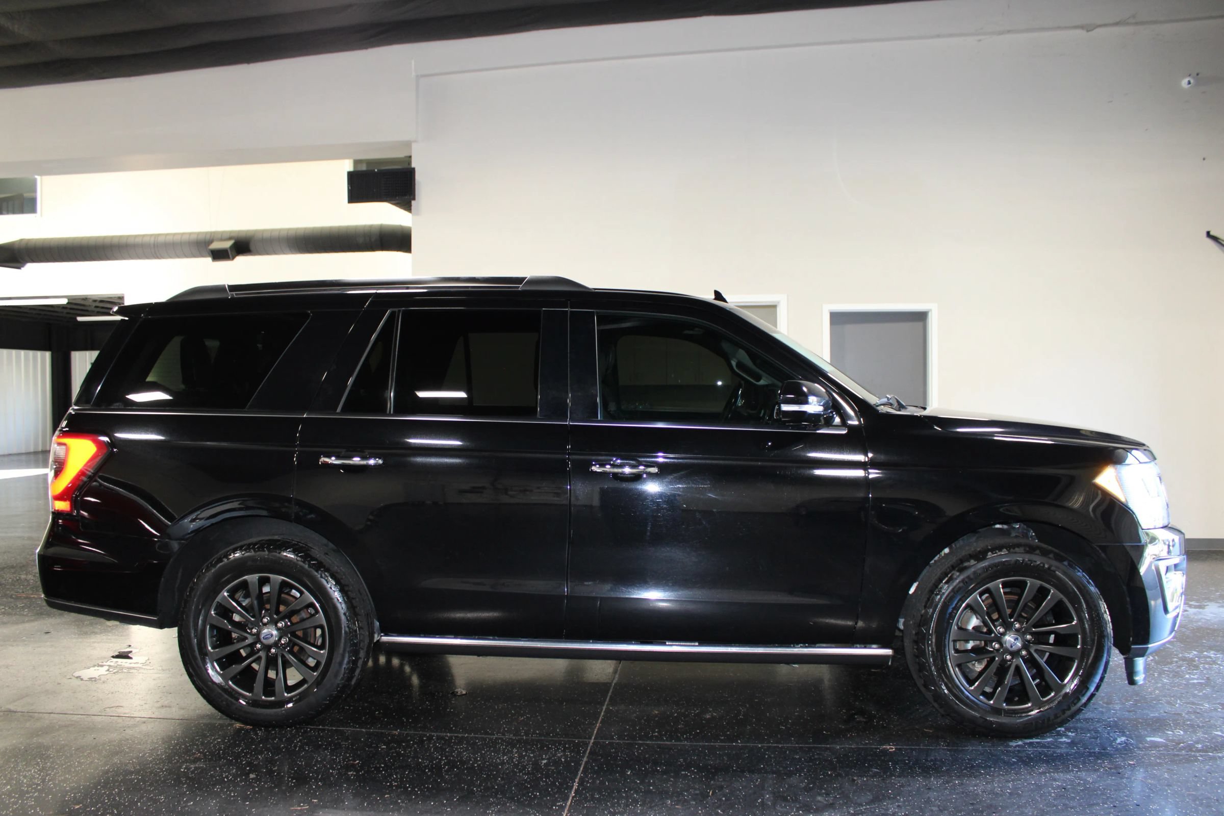 Used 2020 Ford Expedition Limited RWD image 3