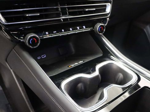 Used 2025 Chevrolet Traverse LT w/ Midnight/Sport Edition image 10