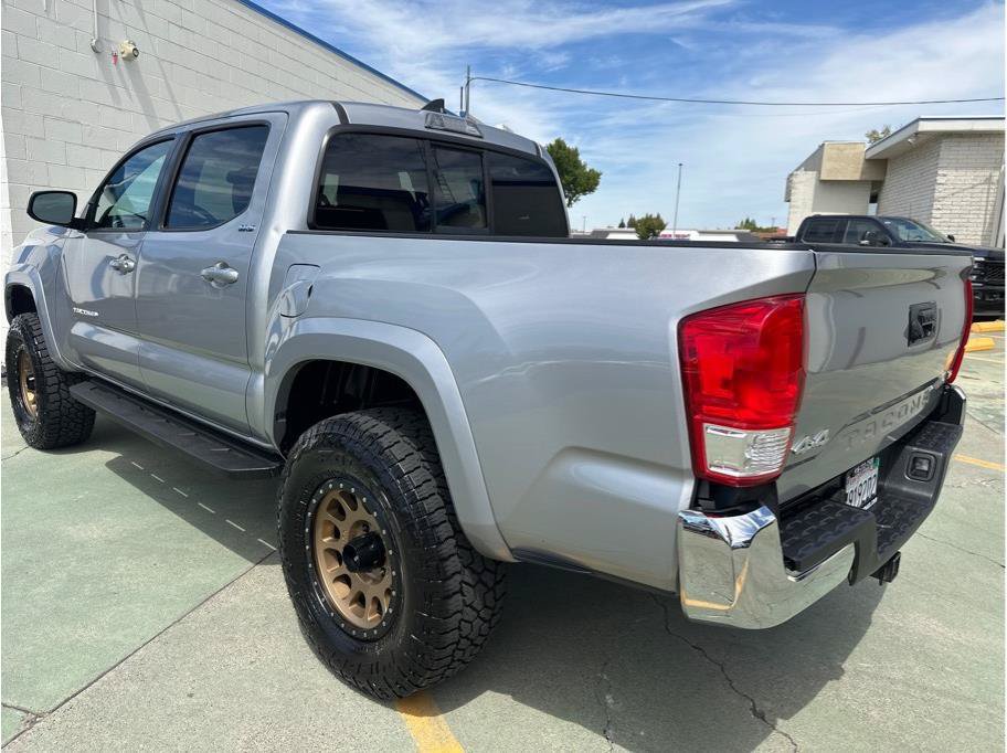 Used 2017 Toyota Tacoma SR5 w/ Tow Package AWD/4WD image 8