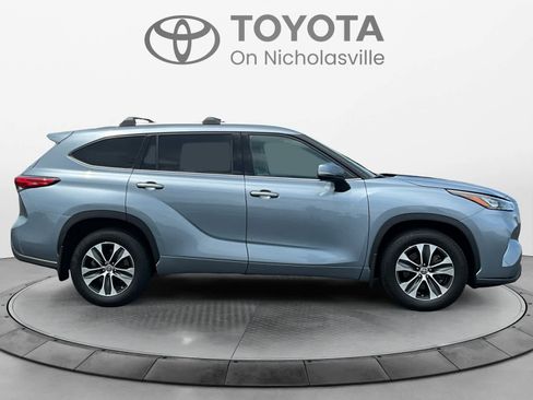 Used 2020 Toyota Highlander XLE AWD/4WD image 9