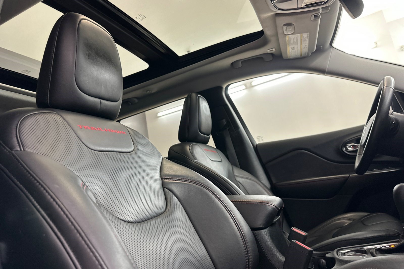 Used 2019 Jeep Cherokee Trailhawk AWD/4WD image 26