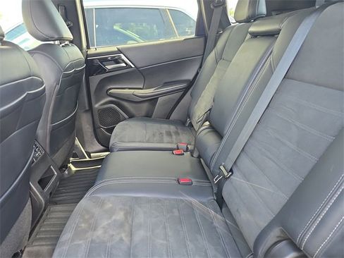 Used 2024 Mitsubishi Outlander SE image 12