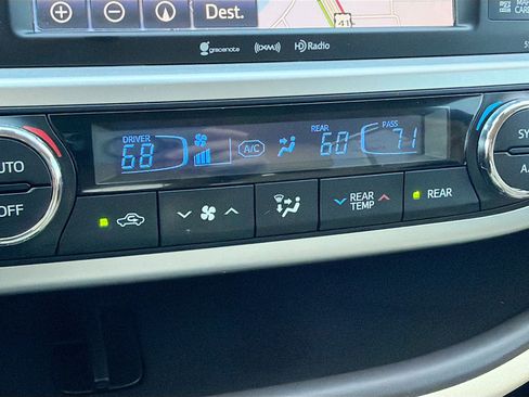 Used 2019 Toyota Highlander SE image 17