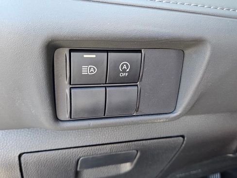 Certified 2023 Toyota Highlander L image 28