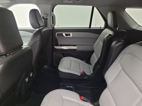 Used 2021 Ford Explorer XLT w/ Equipment Group 202A AWD/4WD image 18