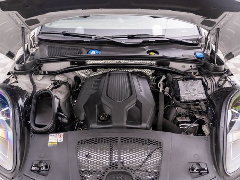 Certified 2023 Porsche Macan AWD/4WD image 39