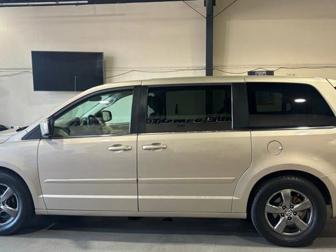 Used 2009 Volkswagen Routan SE image 5