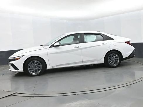 Used 2024 Hyundai Elantra SEL FWD image 5