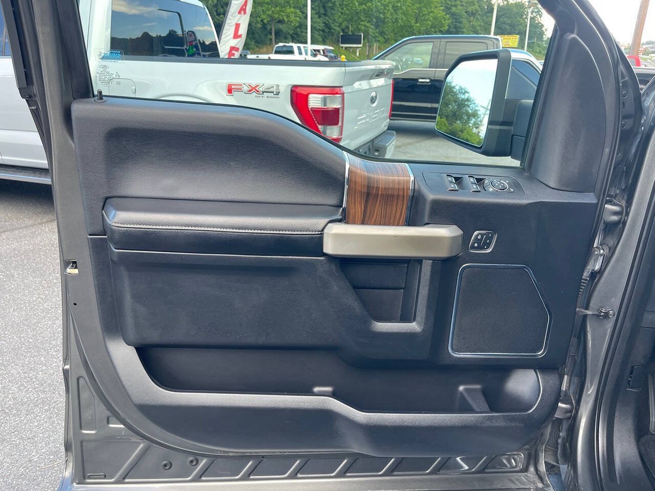 Used 2016 Ford F150 Lariat AWD/4WD image 23