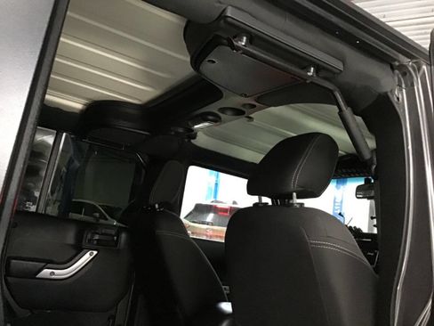 Used 2018 Jeep Wrangler Unlimited Rubicon w/ Connectivity Group AWD/4WD image 24