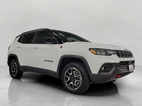Used 2025 Jeep Compass Trailhawk AWD/4WD image 1