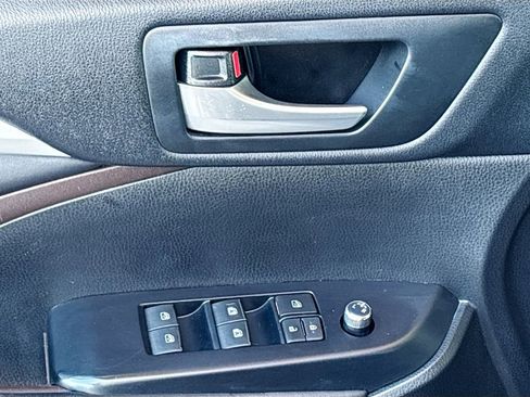Used 2017 Toyota Highlander XLE AWD/4WD image 23