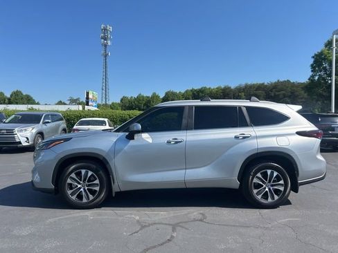 Used 2024 Toyota Highlander XLE FWD image 12