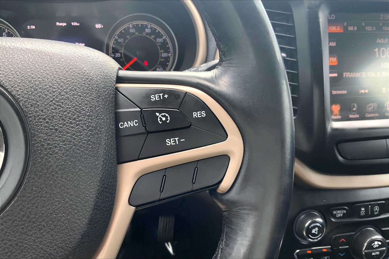 Used 2015 Jeep Cherokee Limited w/ Luxury Group AWD/4WD image 25