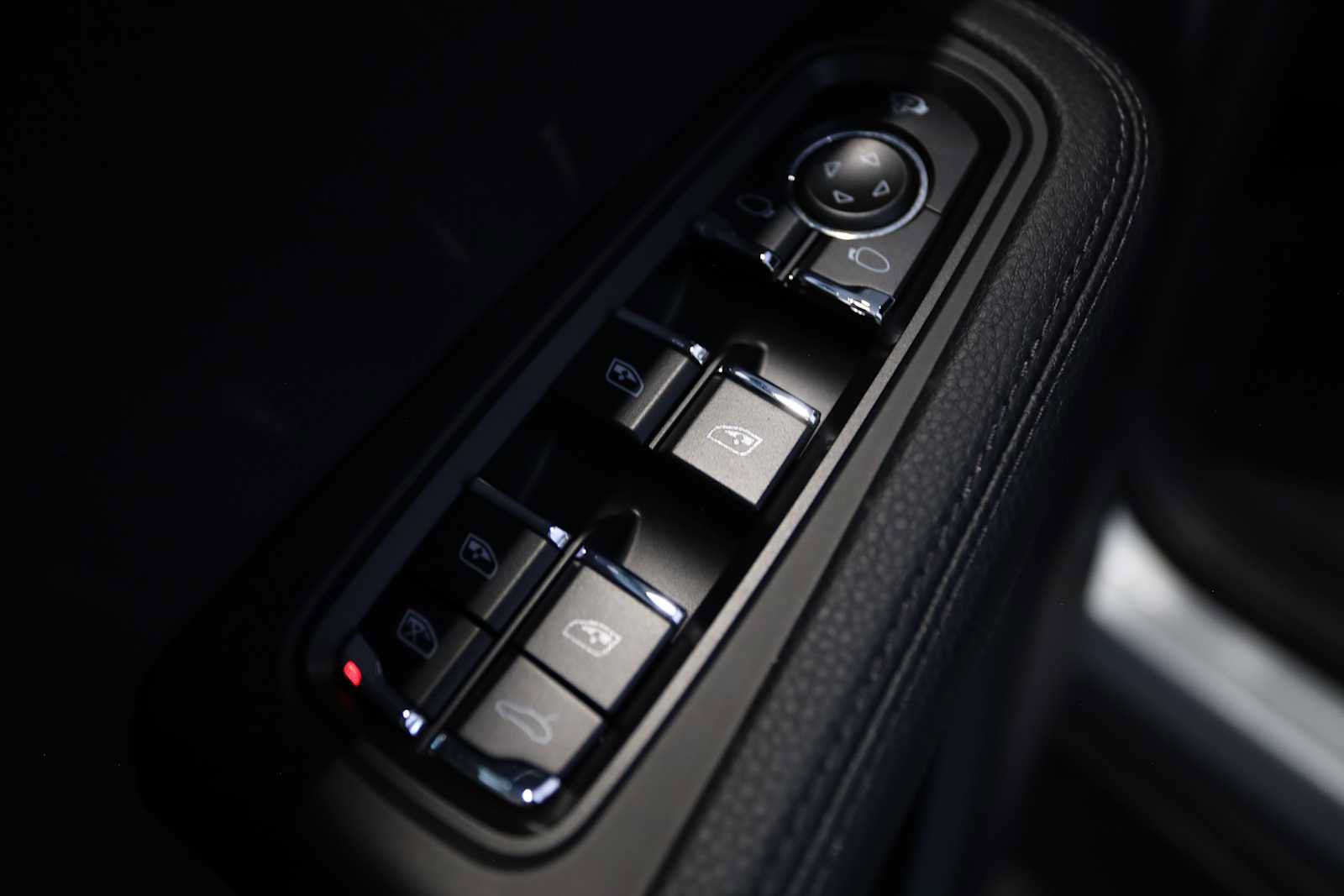 Used 2025 Porsche Macan AWD/4WD image 24