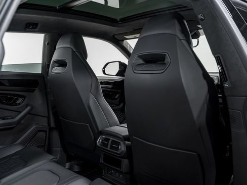 Used 2025 Lamborghini Urus SE AWD/4WD image 35