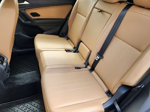Used 2022 Volkswagen Tiguan SE w/ Panoramic Sunroof Package AWD/4WD image 16