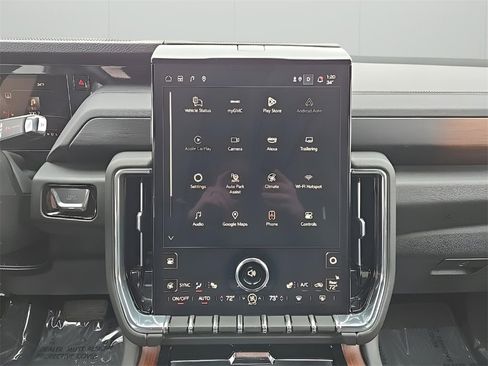 Used 2025 GMC Yukon XL Denali image 23