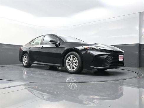 Used 2025 Toyota Camry LE image 27