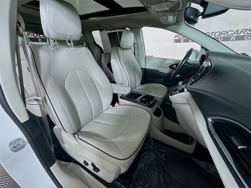 Used 2020 Chrysler Pacifica Limited image 30