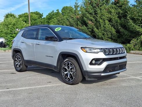 Used 2025 Jeep Compass Limited AWD/4WD image 2