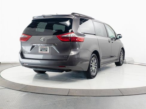 Used 2020 Toyota Sienna XLE Premium FWD image 13