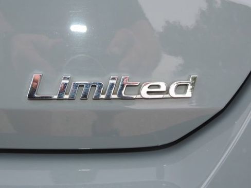 Used 2022 Hyundai Elantra Limited image 13