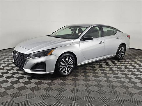 Used 2024 Nissan Altima 2.5 SV image 9