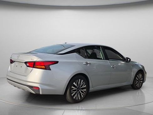 Used 2024 Nissan Altima 2.5 SV FWD image 6