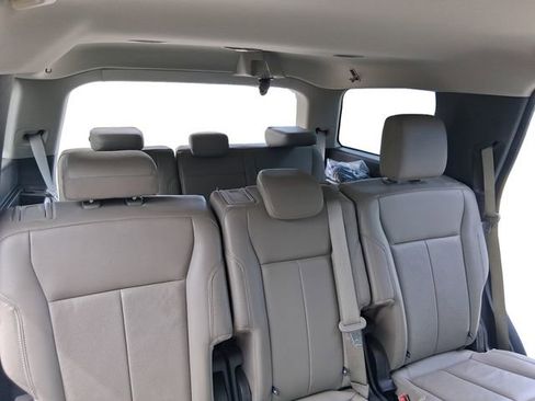 Used 2020 Ford Expedition XLT w/ Equipment Group 202A AWD/4WD image 18